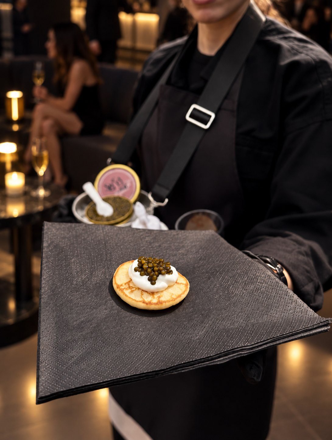 Persönlicher Kaviar-Service mit frisch angerichtetem Blini bei einem Abend-Event